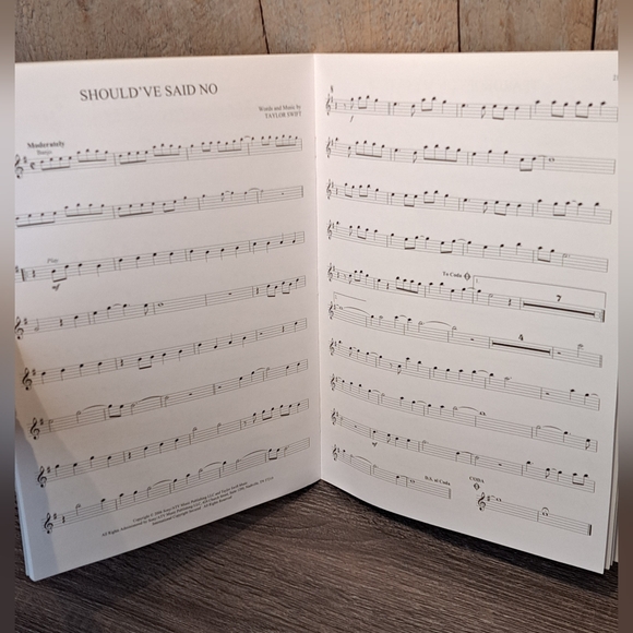 Taylor Swift - Instrumental Play-Along - Alto Saxophone (Book/Online Audio) - Picture 5 of 6